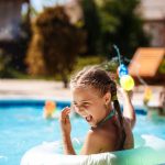 Piscina cristalina purificada por um ionizador solar, ideal para uso doméstico e recreativo.