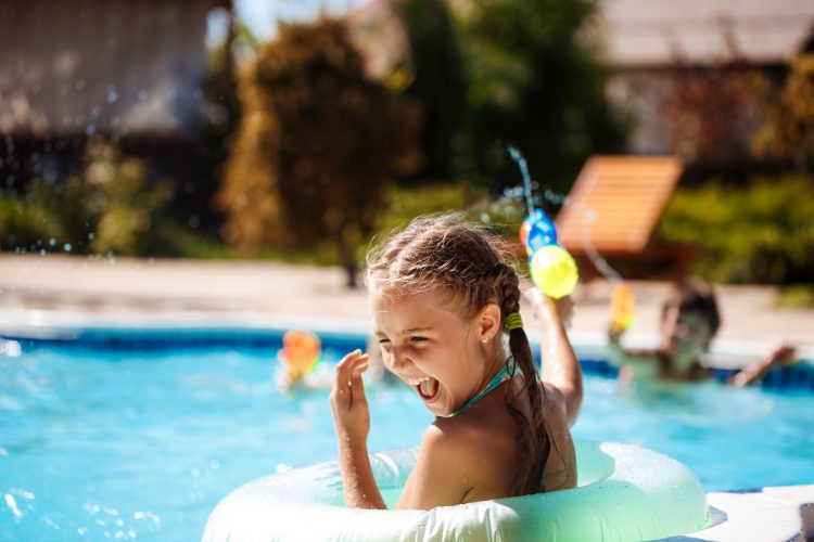 Piscina cristalina purificada por um ionizador solar, ideal para uso doméstico e recreativo.