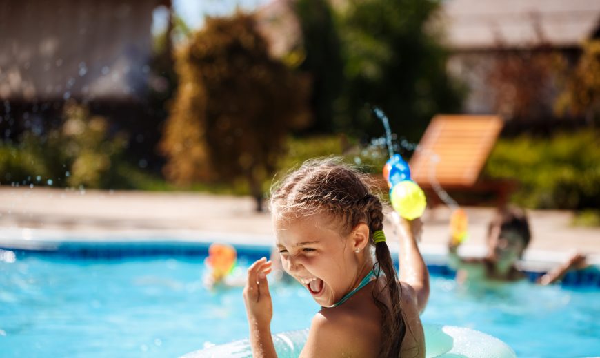 Piscina cristalina purificada por um ionizador solar, ideal para uso doméstico e recreativo.